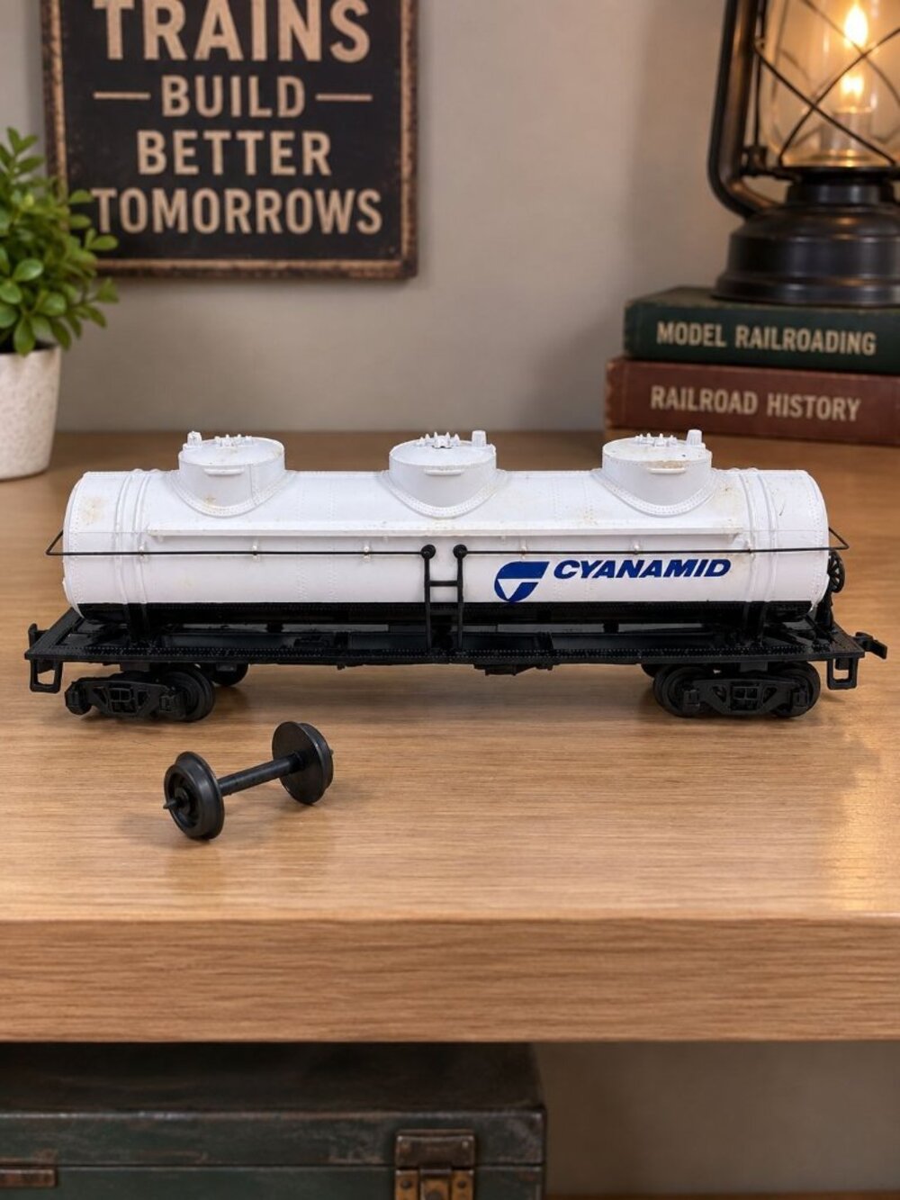 Bachmann HO Scale Model Train 3 Dome Cyanamid Tank Car 43100139 White Black 6"